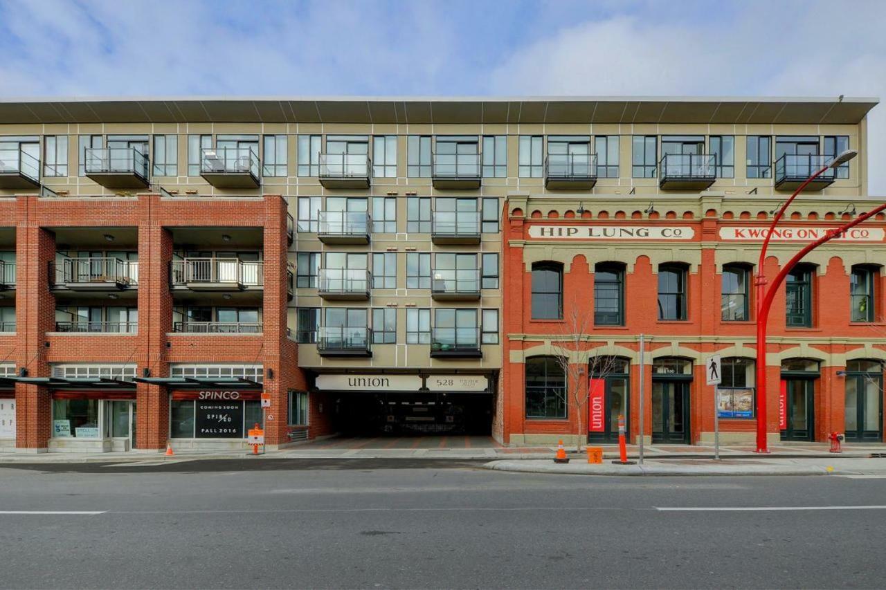 Downtown Heritage Condo With Parking Victoria Bagian luar foto